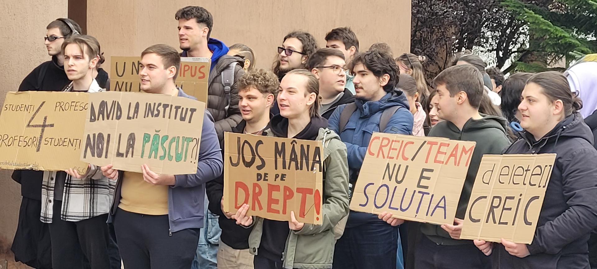 Protest anti-CREIC al studenților de la Mate-Info: "David șef de institut ne trimite la păscut"