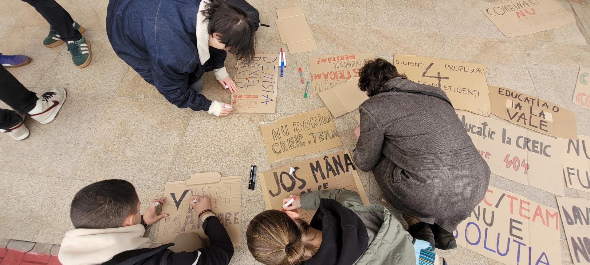 Protest anti-CREIC al studenților de la Mate-Info: "David șef de institut ne trimite la păscut"
