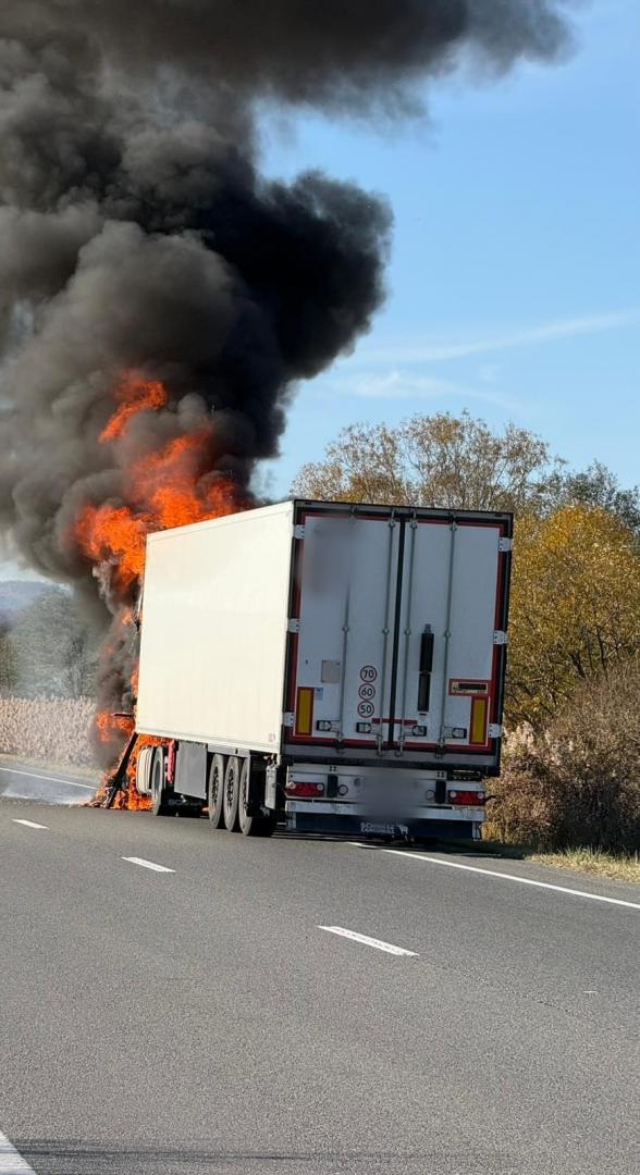 TIR cuprins de flăcări pe Cluj - Oradea. Intervin două echipaje de pompieri
