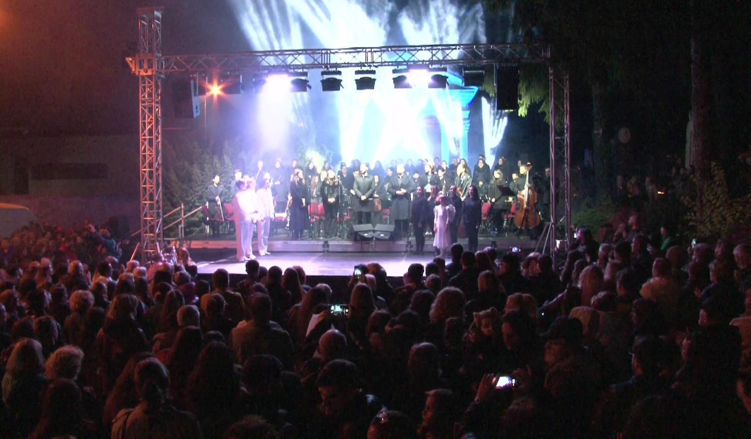 Requiem de Luminație. Sute de oameni au participat la concertul - rugăciune din Cimitirul Central – Házsongárd