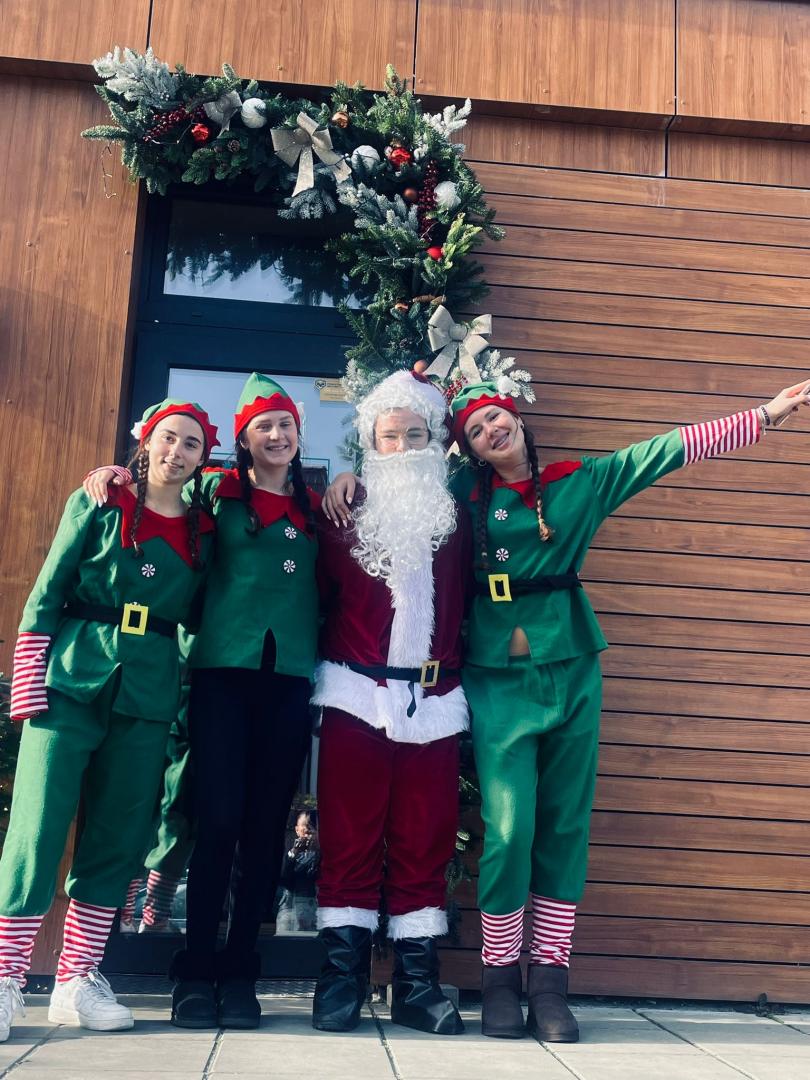 O zi pe care copiii din Vultureni nu o vor uita prea cur&acirc;nd: Moș Niculae le-a citit scrisorile și a venit cu cadouri