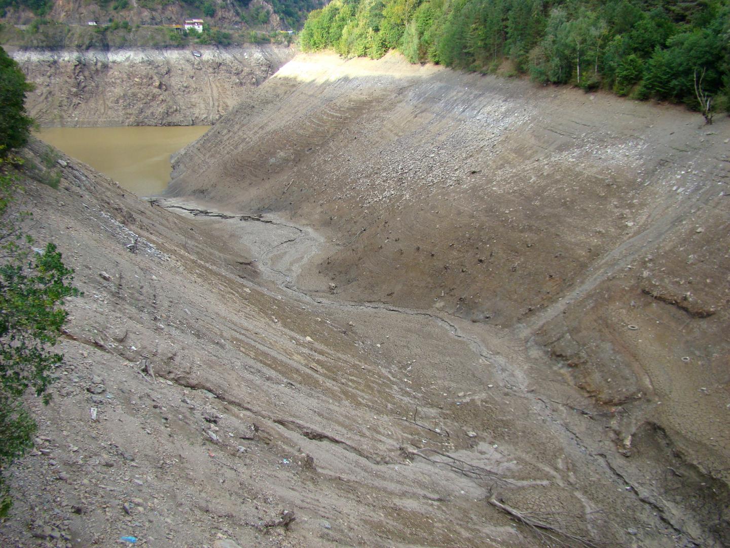 Imagini spectaculoase. Cum arată barajul de la Tarnița aproape gol
