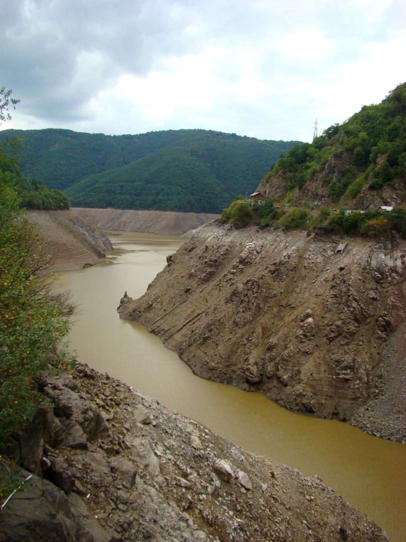 Imagini spectaculoase. Cum arată barajul de la Tarnița aproape gol