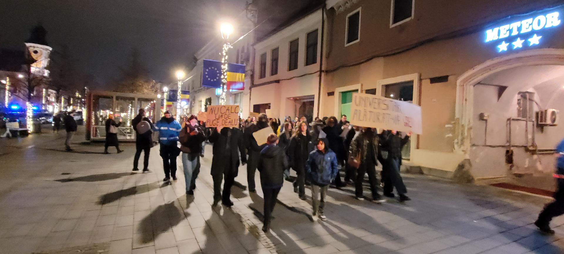 Studenții clujeni, din nou în stradă. Marș și miting de protest în centrul Clujului și la Prefectură: „Bursele înapoi, jos austeritatea!”