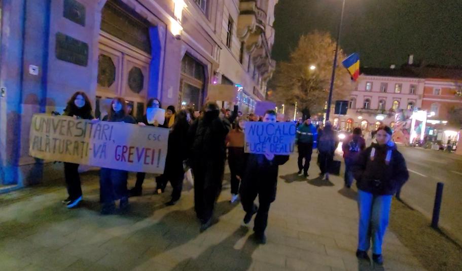 Studenții clujeni, din nou în stradă. Marș și miting de protest în centrul Clujului și la Prefectură: „Bursele înapoi, jos austeritatea!”