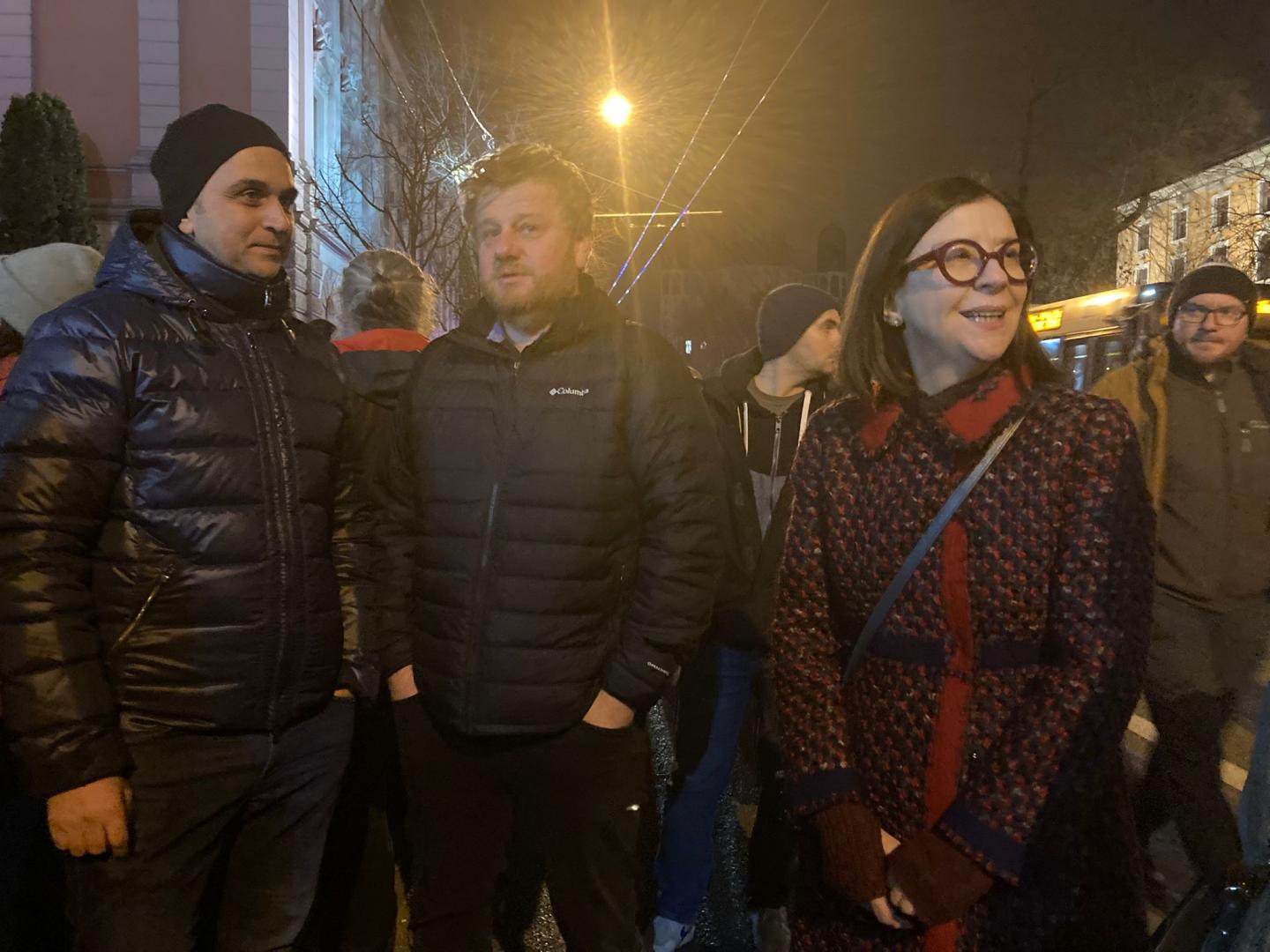 A treia noapte de proteste la Cluj: peste 1.000 de oameni cer demisia Liei Savonea și demiterea lui Cătălin Predoiu / Fosta judecătoare Andreea Chiș, 