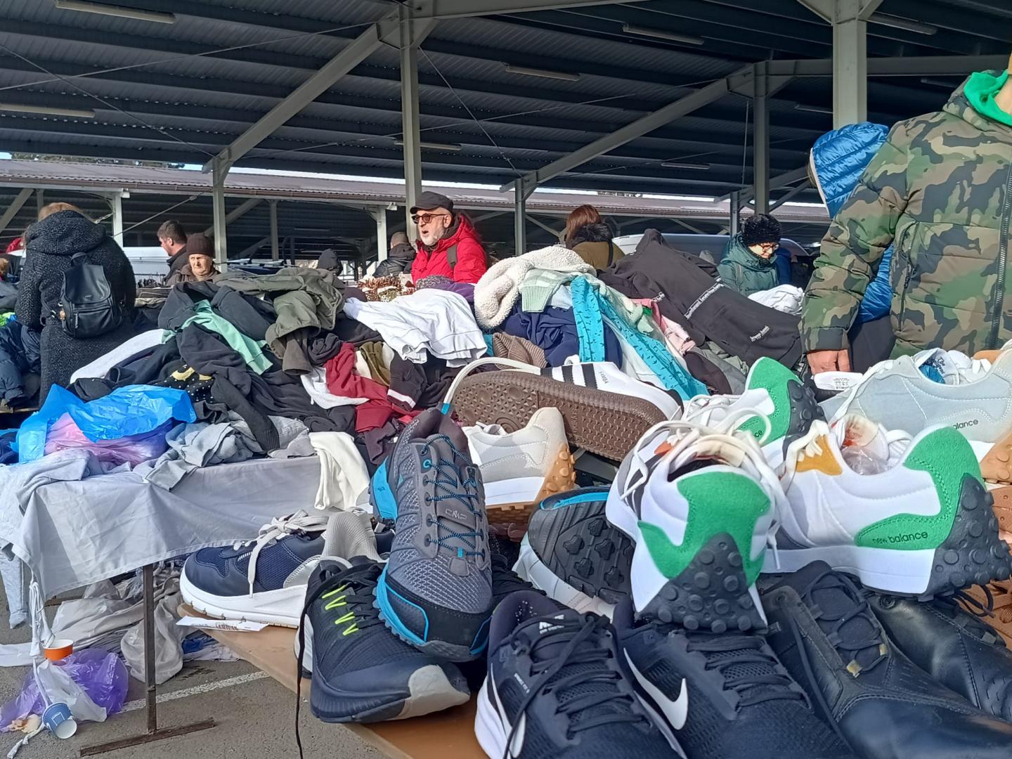 A început febra cumpărăturilor de sărbători: Oserul din Cluj, plin ochi/ Bonus la cumpărături - te colindă ursul