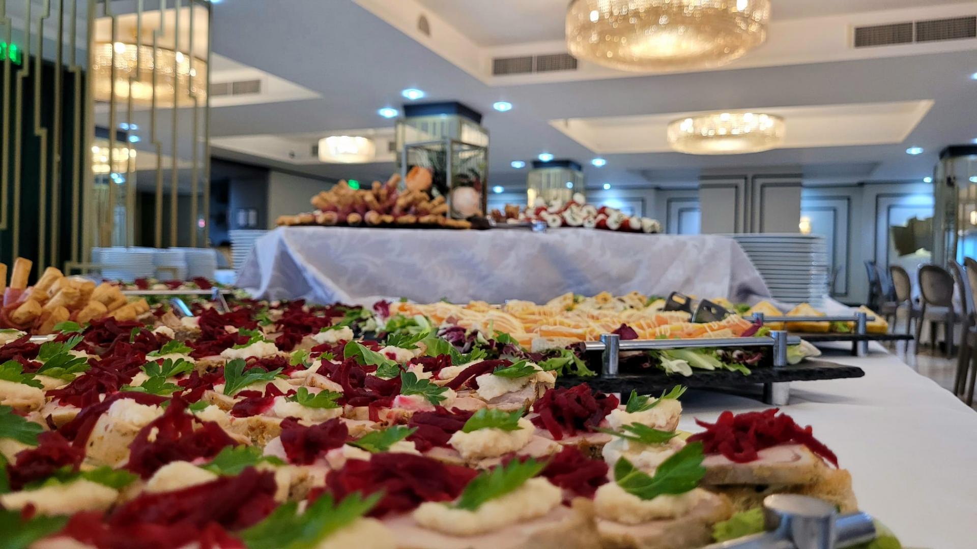 Start sărbătorilor de iarnă: Revelion 2026 & Oferte speciale de decembrie la Hotel Univers