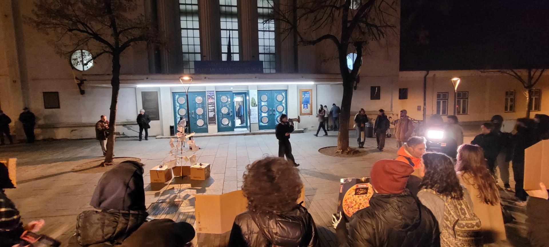 Daniel David, "colindat" în lipsă, la Cluj. Studenții i-au împodobit și un brad cu mesaje de protest