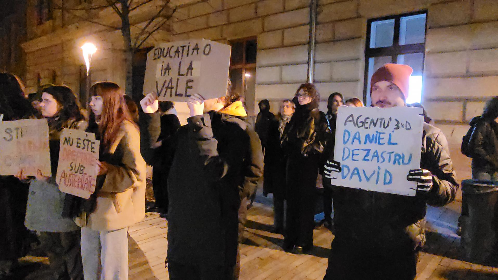 Daniel David, "colindat" în lipsă, la Cluj. Studenții i-au împodobit și un brad cu mesaje de protest