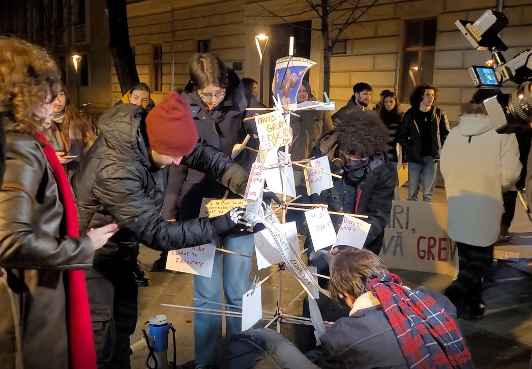 Daniel David, "colindat" în lipsă, la Cluj. Studenții i-au împodobit și un brad cu mesaje de protest