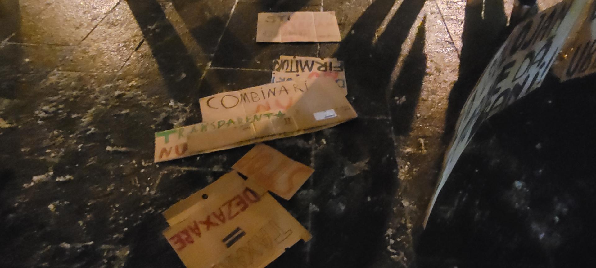 Studenți de la UBB, &icirc;n stradă &icirc;mpotriva majorării taxelor de școlarizare: &ldquo;Profitul vostru costă viitorul nostru&rdquo;