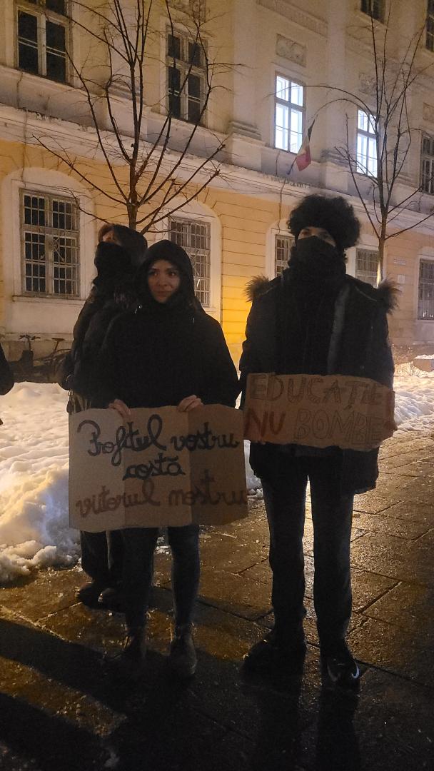 Studenți de la UBB, &icirc;n stradă &icirc;mpotriva majorării taxelor de școlarizare: &ldquo;Profitul vostru costă viitorul nostru&rdquo;