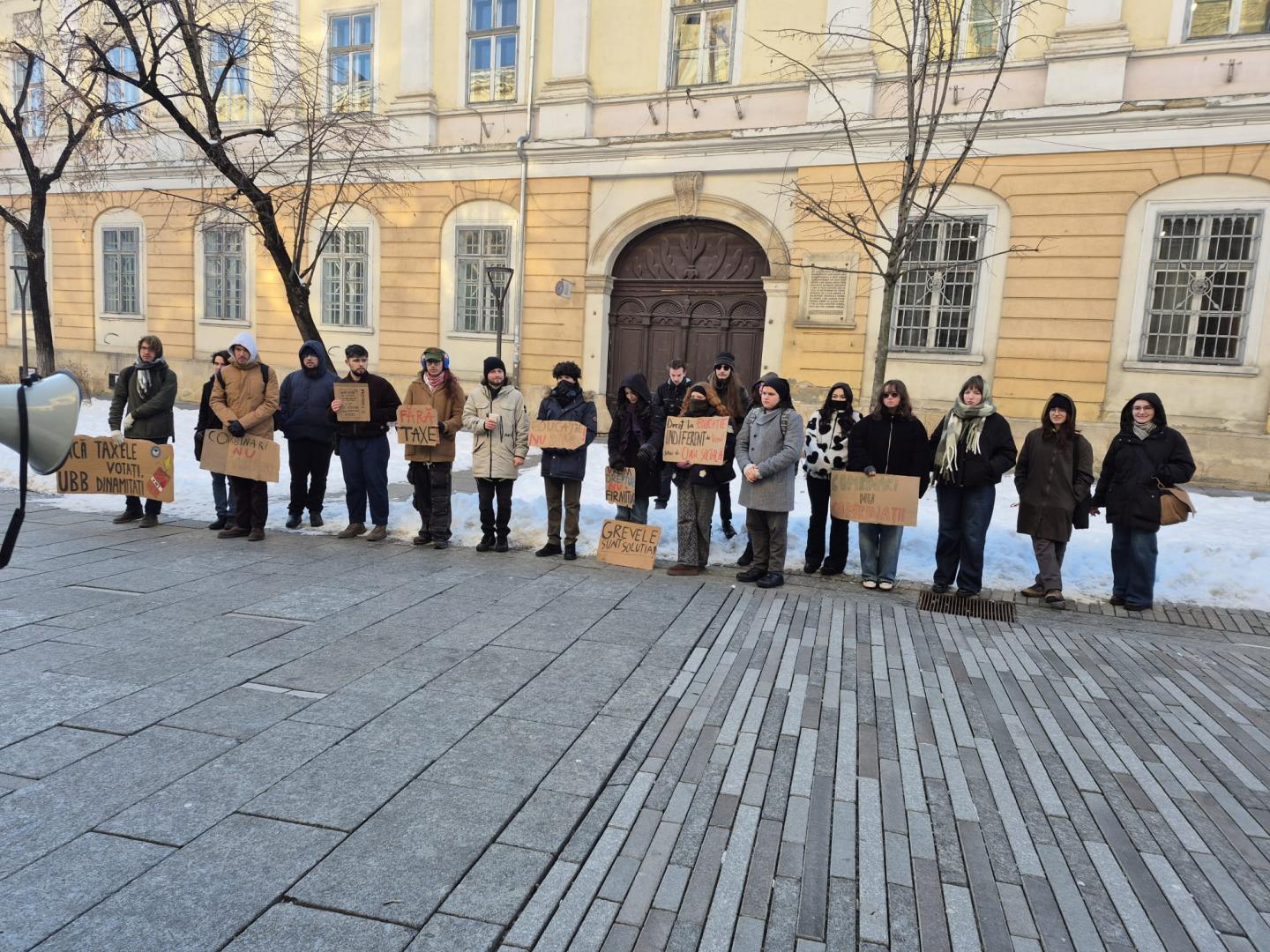 "Educația să fie un drept, nu un privilegiu!" Studenții, protest matinal &icirc;n fața UBB față de majorarea taxelor universitare