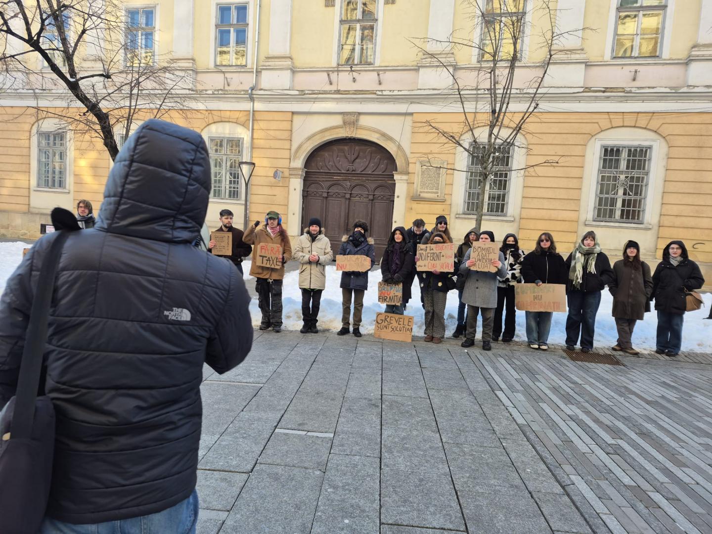 "Educația să fie un drept, nu un privilegiu!" Studenții, protest matinal &icirc;n fața UBB față de majorarea taxelor universitare
