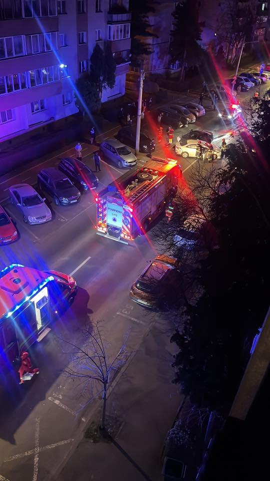 Accident &icirc;n Grigorescu. Au intervenit două ambulanțe SMURD și descarcerarea/ Două persoane au fost transportate la spital