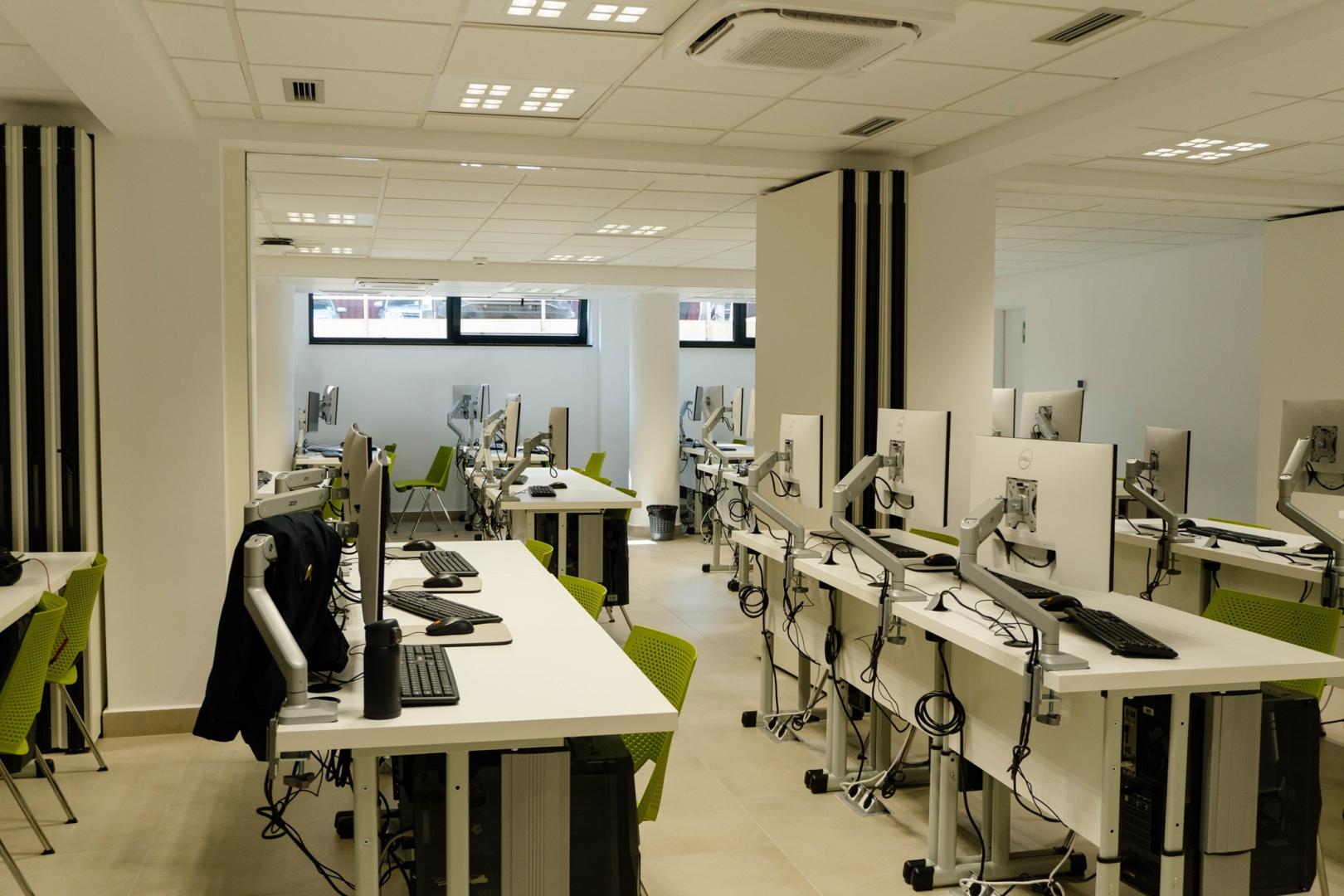 Super-laborator digital de peste 1 milion de lei la UBB Cluj. Studenții vor lucra cu tehnologie de ultimă generație, ca &icirc;n marile studiouri media