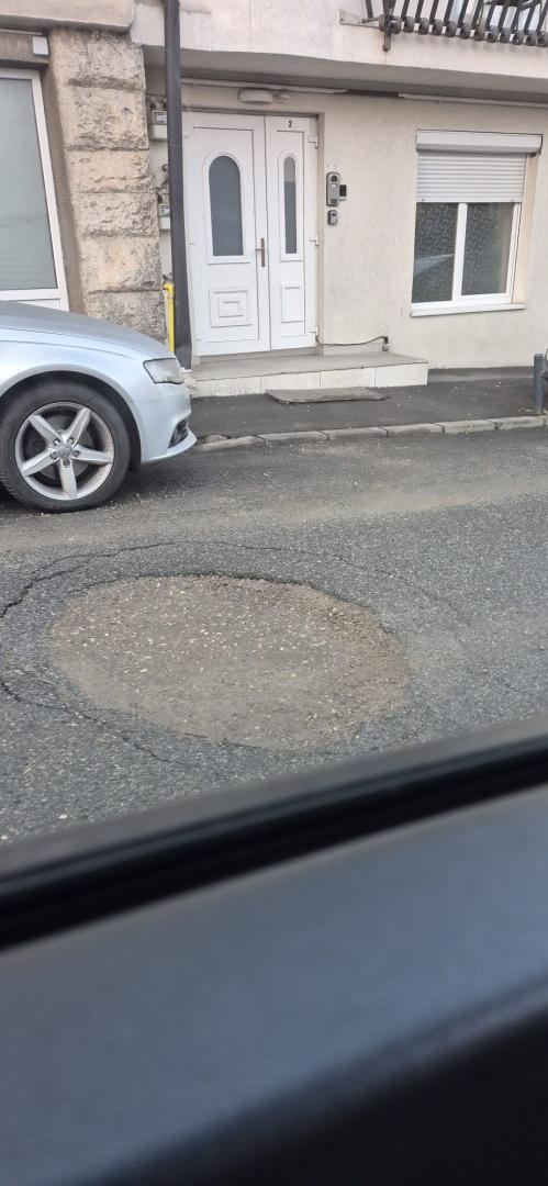 &rdquo;Crater&rdquo; gata să se surpe pe o stradă cu un spital important din Cluj-Napoca