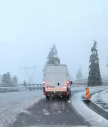 Iarna refuză să plece! Imagini spectaculoase: zăpadă și ninsoare ca-n ianuarie, &icirc;n plină primăvară, la munte