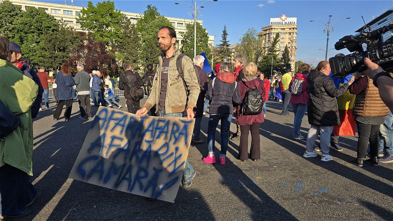 Miting pro-Bolojan &icirc;n București și Oradea: "Șobolani, ciumă roșie!"/ "Nicușoare, trezeste-te!"