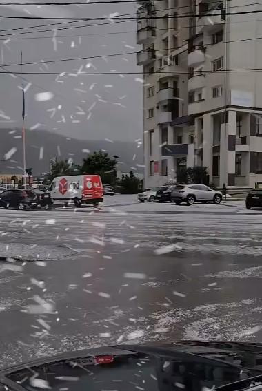 Imagini apocaliptice &icirc;n Cluj! Străzile din Gherla au fost acoperite de grindină