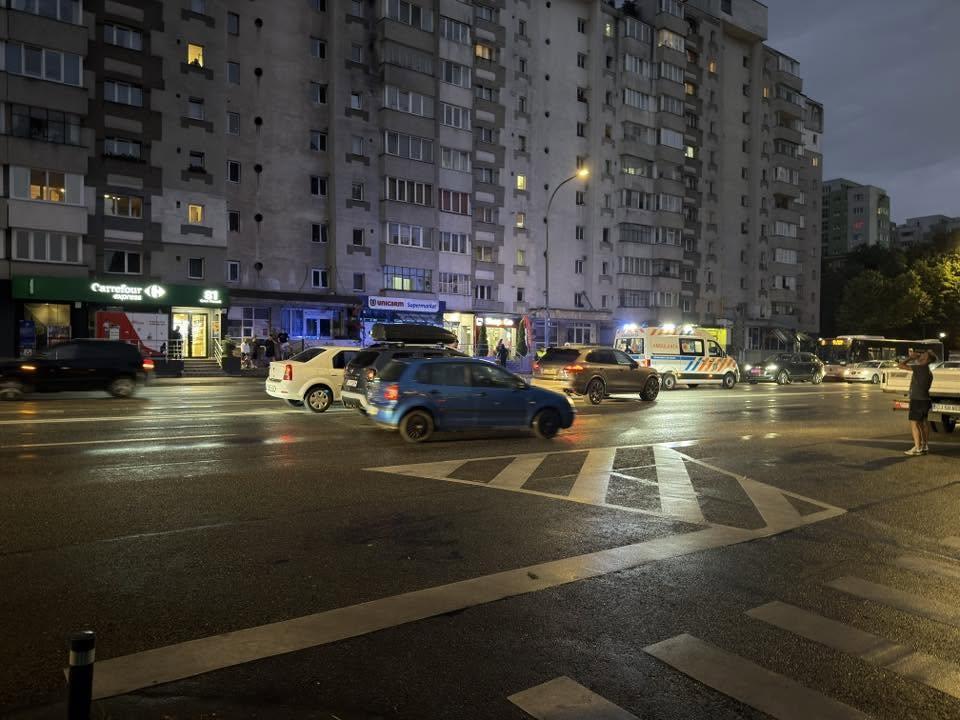 ACCIDENT &icirc;n Mănăștur. Un pieton a fost lovit de mașină pe Calea Florești: "Era un domn &icirc;ntins pe jos, un alt domn &icirc;i ținea capul &icirc;n m&acirc;nă"