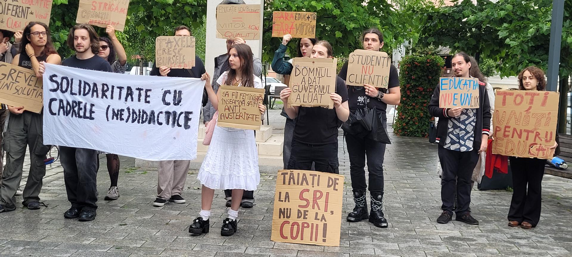Studenții au ieșit &icirc;n stradă la Cluj: &bdquo;Educația nu este o cheltuială, ci o investiție&rdquo;