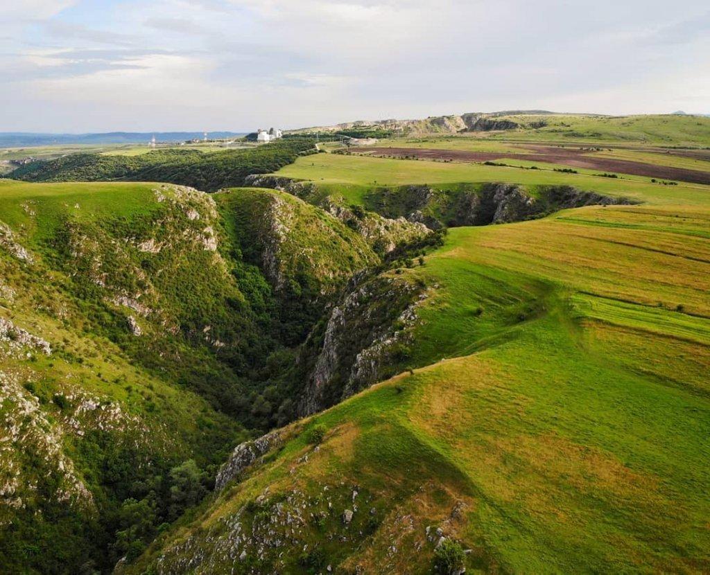 Perfect pentru un weekend! Destinația de l&acirc;ngă Cluj cu 29 de peșteri, cascade și pereți de st&acirc;ncă de 150 de metri