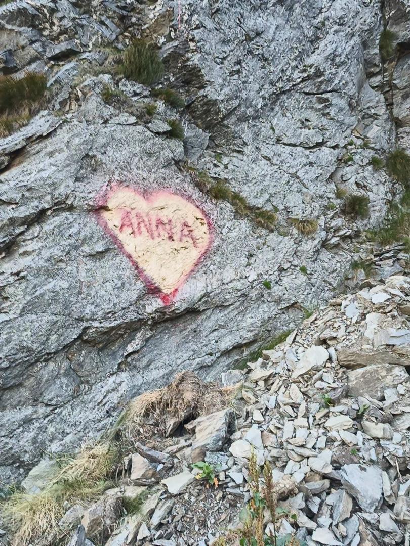 &rdquo;Anna&rdquo; nu &icirc;și poate lua &rdquo;pictorul&rdquo; de pe Transfăgărășan acasă. Pentru că e doar amanta lui / Individul, un t&acirc;năr și &icirc;nfocat pensionar MApN