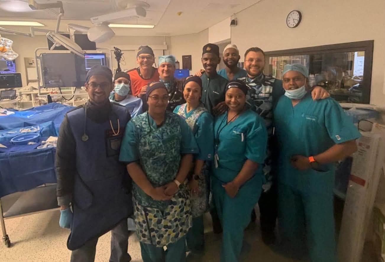 O inimă blocată, redeschisă de doi cardiologi de la Institutul Inimii din Cluj, &icirc;n Africa de Sud. Intervenția, transmisă &icirc;n direct