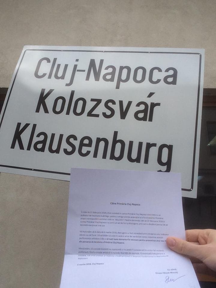 Bicicleta dotată cu plăcuţă multilingvă s-a întors în curtea Primăriei Cluj