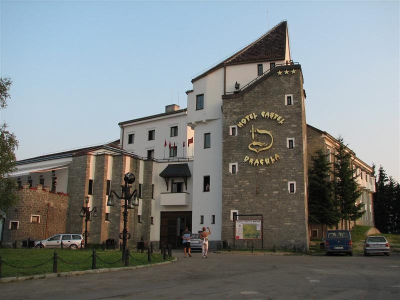 Hotelurile milionarului Moldovan, scoase la mezat de clujeni. Cât costă Dracula și Coroana de Aur
