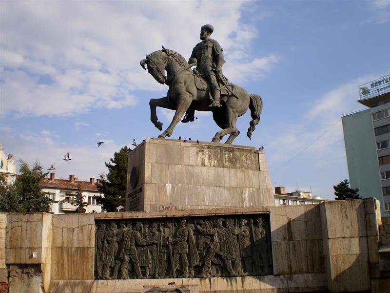 Încep lucrările în Mihai Viteazu. Statuie, trotuar, spațiu verde, iluminat
