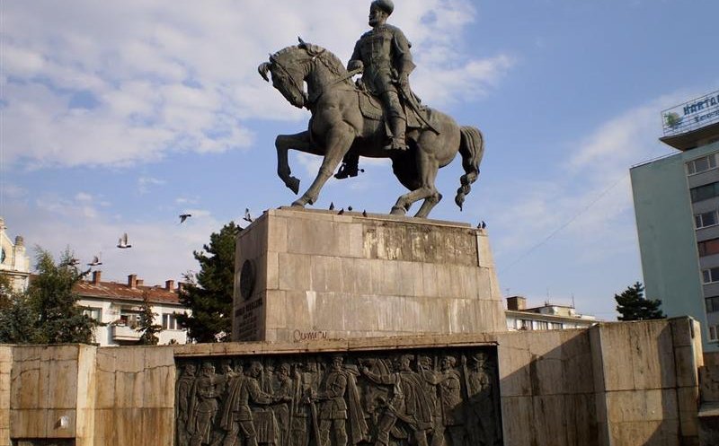 Încep lucrările în Mihai Viteazu. Statuie, trotuar, spațiu verde, iluminat