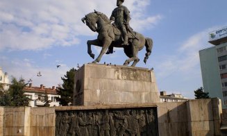 Încep lucrările în Mihai Viteazu. Statuie, trotuar, spațiu verde, iluminat