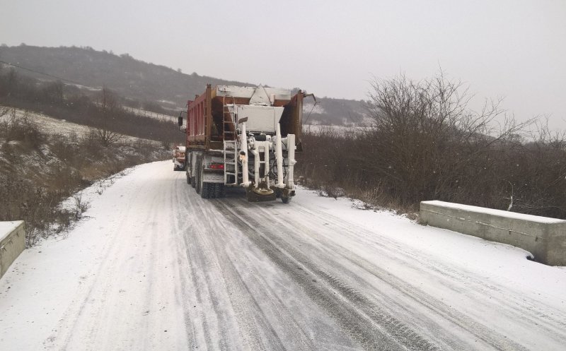 Nu există drumuri închise sau blocate în Cluj. Unde s-a intervenit pentru curăţarea zăpezii