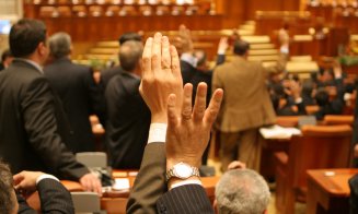 Senat: Consilierii locali care nu se prezintă la şedinţă, consideraţi demisionaţi de drept