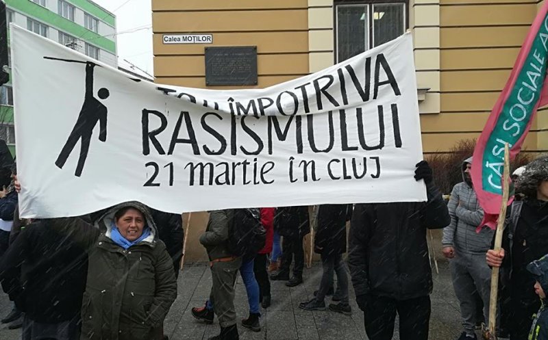 Protest cu măturoaie al romilor din Cluj în fața Primăriei