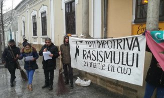 Protest cu măturoaie al romilor din Cluj în fața primăriei