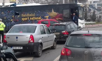 Autocar al Federaţiei Naţionale de Handbal, implicat într-un accident la Cluj