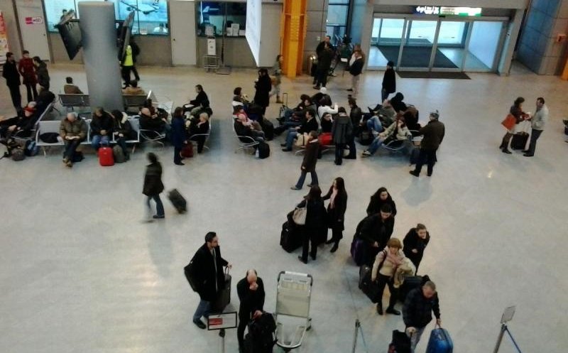Ninsoarea întârzie zborurile la Cluj
