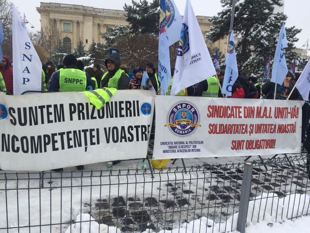Protest în faţa Ministerului de Interne: Mii de poliţişti  în stradă. Reacţia MAI