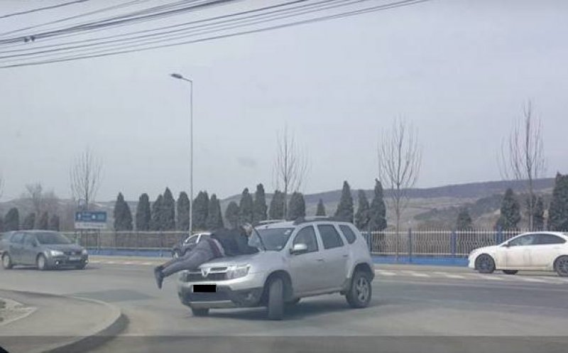 Scene de film, în trafic, la Cluj. Bărbat plimbat pe capota unei maşini