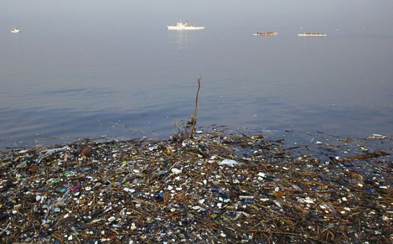 Cât de mare e insula de gunoi din Pacific? Ar putea acoperi la un loc Franţa, Germania şi Spania