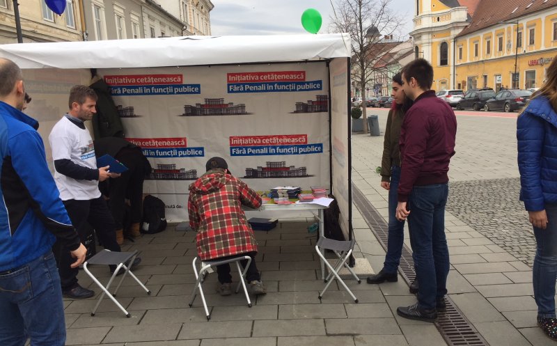 Parlamentarii USR Cluj au strâns semnături în stradă pentru campania “Fără penali în funcţii publice”