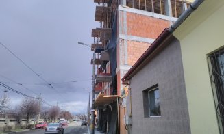 Ciudăţenie imobiliară la Cluj. Bloc aproape lipit de un stâlp de iluminat public. Ce explicaţii are Primăria