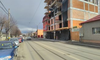 Ciudăţenie imobiliară la Cluj. Bloc aproape lipit de un stâlp de iluminat public. Ce explicaţii are Primăria