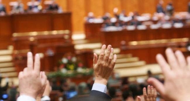 Închisoare la domiciliu pentru corupții cu pedepse sub 5 ani