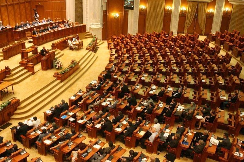 Spor de condiții vătămătoare de până la 3.000 lei lunar pentru angajații din Parlament