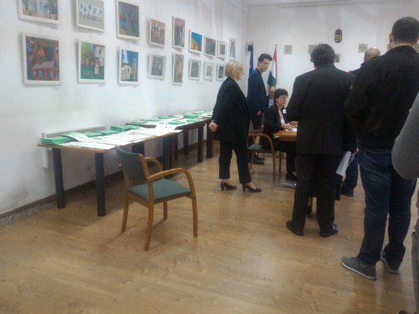 Sute de cetăţeni din Ungaria votează la Consulatul General din Cluj-Napoca